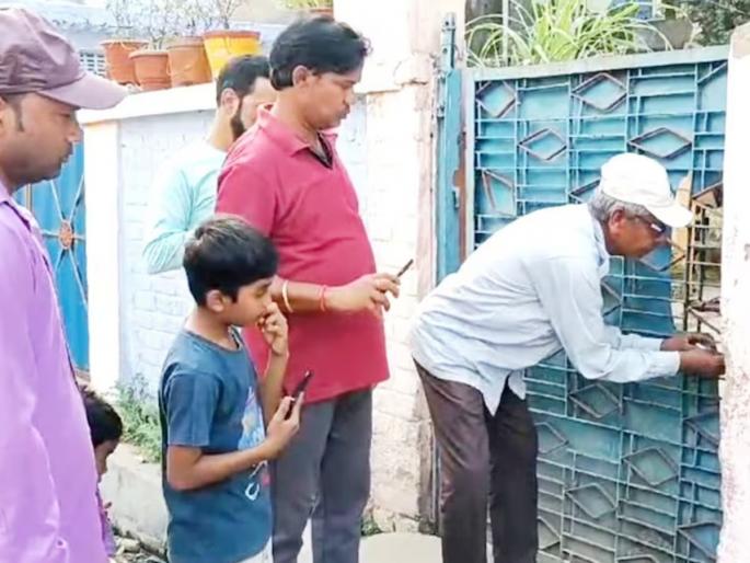son locked his mother in house and left for prayagraj to take the bath in mahakumbh | संतापजनक! वृद्ध आईला घरात कोंडून पुण्य मिळविण्यासाठी पत्नी, मुलांसह कुंभमेळ्याला गेला मुलगा son locked his mother in house and left for prayagraj to take the bath in mahakumbh | संतापजनक! वृद्ध आईला घरात कोंडून पुण्य मिळविण्यासाठी पत्नी, मुलांसह कुंभमेळ्याला गेला मुलगा