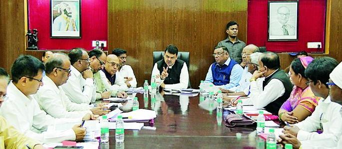 Cleaning workers should be given benefits of unorganized sector: Devendra Fadnavis | असंघटित क्षेत्रातील कामगारांसाठीचे लाभ सर्व सफाई कामगारांना द्यावे : देवेंद्र फडणवीस Cleaning workers should be given benefits of unorganized sector: Devendra Fadnavis | असंघटित क्षेत्रातील कामगारांसाठीचे लाभ सर्व सफाई कामगारांना द्यावे : देवेंद्र फडणवीस