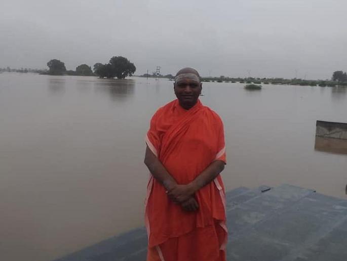 Ramgiri Maharaj is finally out of the old surrounded Sarla Island | पुराने वेढलेल्या सरला बेटातून रामगिरी महाराज अखेर बाहेर Ramgiri Maharaj is finally out of the old surrounded Sarla Island | पुराने वेढलेल्या सरला बेटातून रामगिरी महाराज अखेर बाहेर