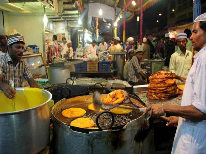 Coronavirus Mumbais Ramzan evenings will not be the same this year due to lockdown | CoronaVirus: अडीच शतकांनंतर यंदा भेंडीबाजारात रमजानच्या रात्री सुन्यासुन्या Coronavirus Mumbais Ramzan evenings will not be the same this year due to lockdown | CoronaVirus: अडीच शतकांनंतर यंदा भेंडीबाजारात रमजानच्या रात्री सुन्यासुन्या