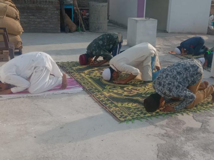 Celebrating Ramadan Eid in Washim district following 'Physical Distanceing' | वाशिम जिल्ह्यात 'फिजिकल डिस्टन्सिंग'चे पालन करीत रमजान ईद साजरी Celebrating Ramadan Eid in Washim district following 'Physical Distanceing' | वाशिम जिल्ह्यात 'फिजिकल डिस्टन्सिंग'चे पालन करीत रमजान ईद साजरी