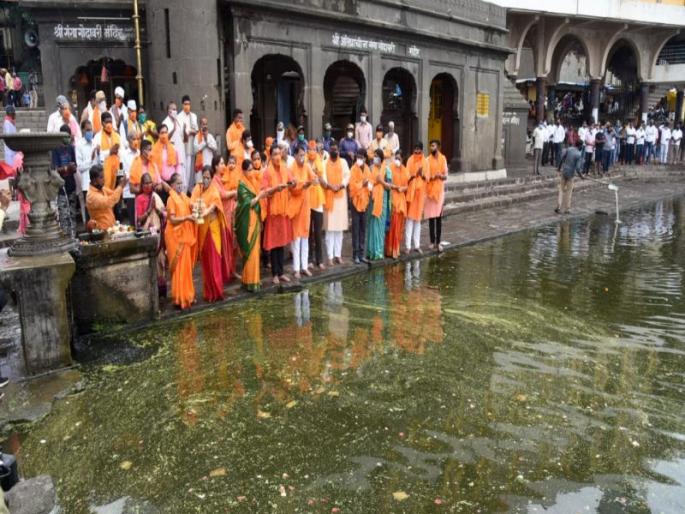 Enthusiasm of devotees reached Rambhoomi Nashik; Saffron flags fluttered on houses | रामभूमी नाशकात भक्तांचा उत्साह शिगेला; घराघरांवर फडकले भगवे ध्वज Enthusiasm of devotees reached Rambhoomi Nashik; Saffron flags fluttered on houses | रामभूमी नाशकात भक्तांचा उत्साह शिगेला; घराघरांवर फडकले भगवे ध्वज