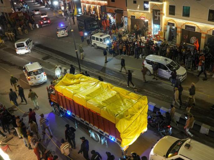 Ram Mandir Ayodhya: The idol of Ram Lala was brought from the workshop to the Ram Mandir area, Ram devotees became emotional | कार्यशाळेतून राम मंदिर परिसरात आणण्यात आली रामललांची मूर्ती, रामभक्त झाले भावूक Ram Mandir Ayodhya: The idol of Ram Lala was brought from the workshop to the Ram Mandir area, Ram devotees became emotional | कार्यशाळेतून राम मंदिर परिसरात आणण्यात आली रामललांची मूर्ती, रामभक्त झाले भावूक