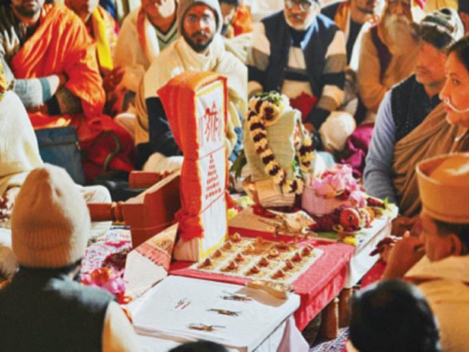 Ramlalla's arrival at the sanctum sanctorum; An atmosphere filled with worship and rituals | रामलल्लाचे गर्भगृहात आगमन; पूजा-अर्चा, विधींनी भारले वातावरण Ramlalla's arrival at the sanctum sanctorum; An atmosphere filled with worship and rituals | रामलल्लाचे गर्भगृहात आगमन; पूजा-अर्चा, विधींनी भारले वातावरण