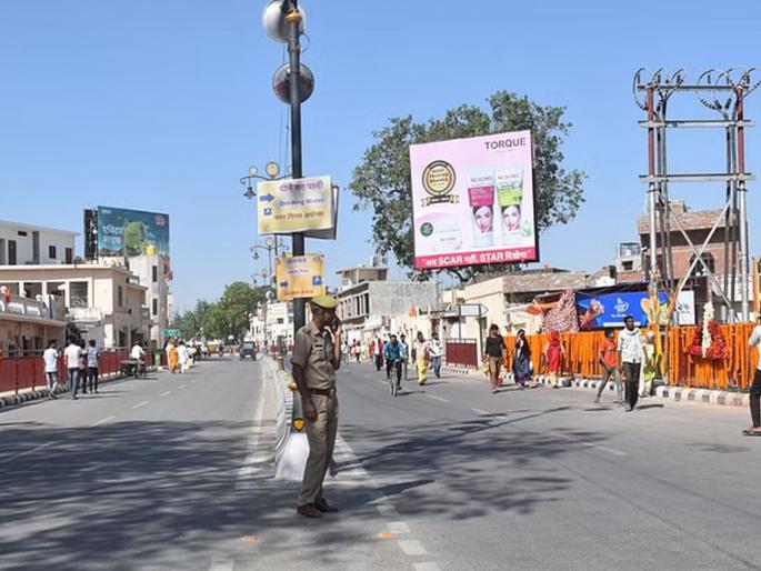 Ramnavami: Roads deserted, Ayodhya residents said less crowded than last year | रामनवमी: सुनसान रस्ते, अयोध्यावासी म्हणाले गेल्यावर्षी पेक्षाही गर्दी कमी; प्रशासन तोंडघशी Ramnavami: Roads deserted, Ayodhya residents said less crowded than last year | रामनवमी: सुनसान रस्ते, अयोध्यावासी म्हणाले गेल्यावर्षी पेक्षाही गर्दी कमी; प्रशासन तोंडघशी