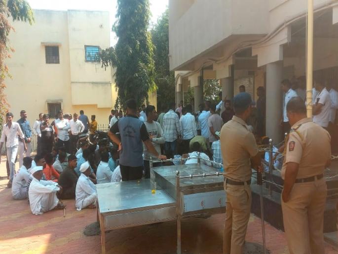 the atmosphere is tense due to the removal of the statue of the great man At Ramapur in Sangli district | Sangli: महापुरुषांचा पुतळा हटवल्यामुळे रामपुरात तणाव, ग्रामस्थांचे ठिय्या आंदोलन; पोलिसांचा मोठा बंदोबस्त the atmosphere is tense due to the removal of the statue of the great man At Ramapur in Sangli district | Sangli: महापुरुषांचा पुतळा हटवल्यामुळे रामपुरात तणाव, ग्रामस्थांचे ठिय्या आंदोलन; पोलिसांचा मोठा बंदोबस्त