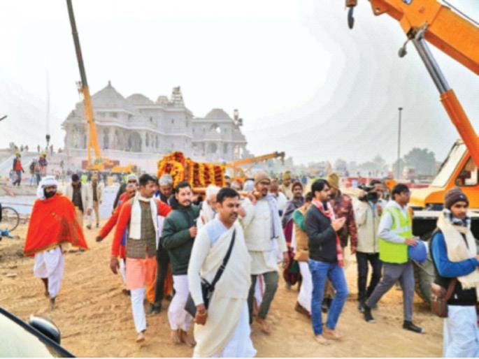 Arrival of Ram's idol in the temple premises, circumambulation of the silver idol; Kalash Puja ceremony was held on the banks of Sharyu river | रामललांच्या मूर्तीचे मंदिर परिसरात आगमन, चांदीच्या मूर्तीची मंदिर प्रदक्षिणा; शरयू नदीतीरावर पार पडला कलशपूजन सोहळा Arrival of Ram's idol in the temple premises, circumambulation of the silver idol; Kalash Puja ceremony was held on the banks of Sharyu river | रामललांच्या मूर्तीचे मंदिर परिसरात आगमन, चांदीच्या मूर्तीची मंदिर प्रदक्षिणा; शरयू नदीतीरावर पार पडला कलशपूजन सोहळा