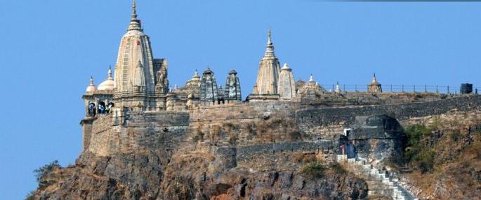 At Ramtek's Gadmandir area, 25 shops were breaking by theaft | रामटेकच्या गडमंदिर परिसरातील २५ दुकाने फोडली