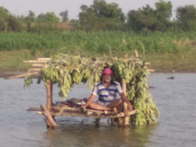 In the Ramtek area of the district, the farmer start hunger strike fast in lake! | नागपूर जिल्ह्यातील रामटेक भागात  शेतकऱ्याचे आमरण उपोषण तलावात ! In the Ramtek area of the district, the farmer start hunger strike fast in lake! | नागपूर जिल्ह्यातील रामटेक भागात  शेतकऱ्याचे आमरण उपोषण तलावात !