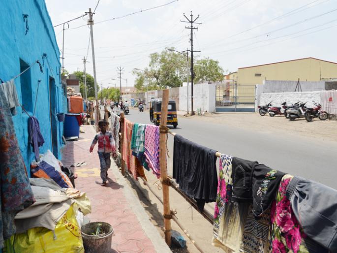 Countdown on the countdown day | मतमोजणीदिवशी लहान इरण्णा वस्तीमध्ये असते अघोषित संचारबंदी Countdown on the countdown day | मतमोजणीदिवशी लहान इरण्णा वस्तीमध्ये असते अघोषित संचारबंदी