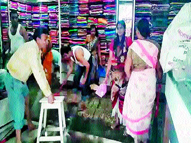 Rain blown up | पावसाने उडवली दैना Rain blown up | पावसाने उडवली दैना