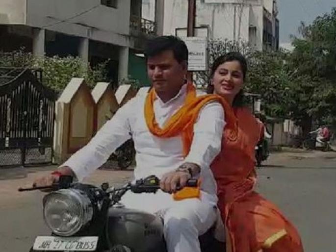 mp navneet rana and her husband mla ravi rana riding a bullet without wearing a mask and helmet | अमरावतीत कोरोनाचा वाढता प्रादुर्भाव; रवी राणा, नवनीत कौर राणा बुलेटवरून विनामास्क सुस्साट mp navneet rana and her husband mla ravi rana riding a bullet without wearing a mask and helmet | अमरावतीत कोरोनाचा वाढता प्रादुर्भाव; रवी राणा, नवनीत कौर राणा बुलेटवरून विनामास्क सुस्साट