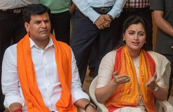 Rana couple will recite Hanuman Chalisa in Nagpur on Saturday | राणा दाम्पत्य शनिवारी नागपुरात करणार हनुमानचालिसा पठण Rana couple will recite Hanuman Chalisa in Nagpur on Saturday | राणा दाम्पत्य शनिवारी नागपुरात करणार हनुमानचालिसा पठण