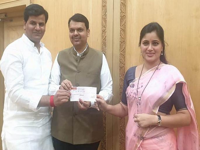 Navneet kaur Rana gives her first salary to the cm relief fund | नवनीत राणा यांच्याकडून पहिलं वेतन मुख्यमंत्री सहाय्यता निधीला Navneet kaur Rana gives her first salary to the cm relief fund | नवनीत राणा यांच्याकडून पहिलं वेतन मुख्यमंत्री सहाय्यता निधीला
