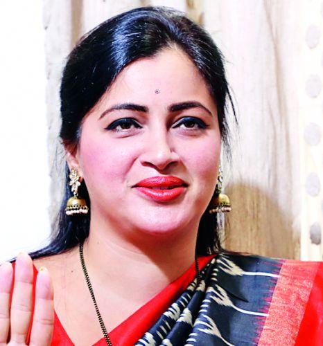 Challenge Navnit Rana's election in High Court | नवनीत राणा यांच्या निवडणुकीला हायकोर्टात आव्हान