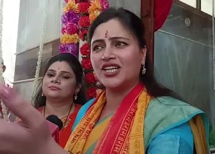 mp navneet rana on shiv sainiks agitation amid controversy creates over hanuman jayanti | 'देवाचं नाव घेणं गुन्हा असेल तर...' नवनीत राणांनी शिवसैनिकांना सुनावले mp navneet rana on shiv sainiks agitation amid controversy creates over hanuman jayanti | 'देवाचं नाव घेणं गुन्हा असेल तर...' नवनीत राणांनी शिवसैनिकांना सुनावले