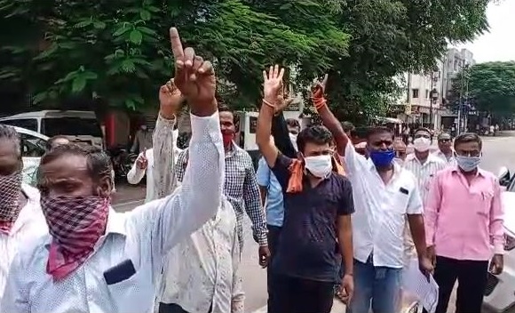 Maratha Kranti Thok Morcha in front of Ravi Rana's residence in Amravati | अमरावतीत रवी राणा यांच्या निवासस्थानासमोर मराठा क्रांती ठोक मोर्चा Maratha Kranti Thok Morcha in front of Ravi Rana's residence in Amravati | अमरावतीत रवी राणा यांच्या निवासस्थानासमोर मराठा क्रांती ठोक मोर्चा