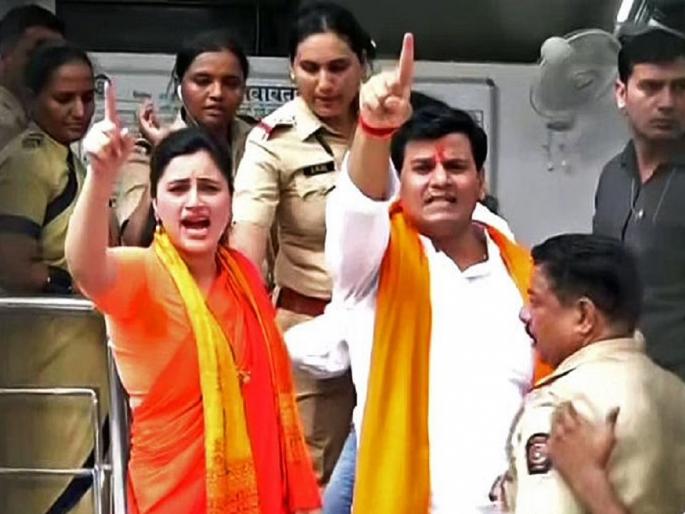 mumbai police issue notice to ravi rana and navneet rana over matoshree hanuman chalisa row | राणा दाम्पत्याच्या अडचणी वाढल्या! मुंबई पोलिसांची नोटीस; ८ जूनला हजर राहण्याचे निर्देश mumbai police issue notice to ravi rana and navneet rana over matoshree hanuman chalisa row | राणा दाम्पत्याच्या अडचणी वाढल्या! मुंबई पोलिसांची नोटीस; ८ जूनला हजर राहण्याचे निर्देश