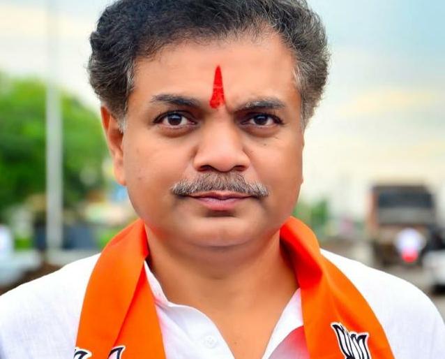 Fear of a gun to flee members of NCP | राष्ट्रवादीच्या सदस्यांना पळविण्यासाठी बंदुकीचा धाक Fear of a gun to flee members of NCP | राष्ट्रवादीच्या सदस्यांना पळविण्यासाठी बंदुकीचा धाक