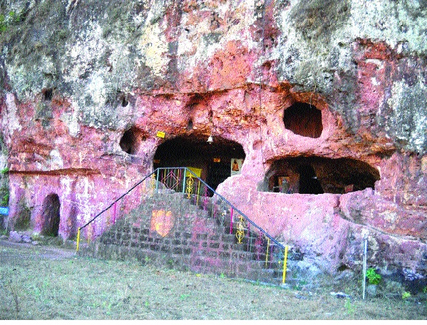 Samarth's 'Ramghal' awaiting development: Neglect of tourism department | समर्थांचे ‘रामघळ’ विकासाच्या प्रतीक्षेत : पर्यटन विभागाचे दुर्लक्ष Samarth's 'Ramghal' awaiting development: Neglect of tourism department | समर्थांचे ‘रामघळ’ विकासाच्या प्रतीक्षेत : पर्यटन विभागाचे दुर्लक्ष