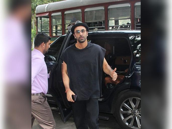 Ranbir kapoor tells paparazzi on congratulate him says tu chacha ban gaya tu mama ban gaya | आलिया प्रेग्नंट, पापाराझींनी शुभेच्छा दिल्यावर रणबीर कपूर म्हणाला... Ranbir kapoor tells paparazzi on congratulate him says tu chacha ban gaya tu mama ban gaya | आलिया प्रेग्नंट, पापाराझींनी शुभेच्छा दिल्यावर रणबीर कपूर म्हणाला...