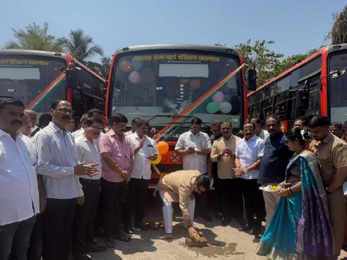 20 mini buses will arrive in Sindhudurg says Minister Nitesh Rane; Inauguration of updated buses at Kankavli bus stand | सिंधुदुर्गात २० मिनी बस दाखल होणार - मंत्री नितेश राणे; कणकवली बसस्थानकात अद्ययावत बसचे लोकार्पण 20 mini buses will arrive in Sindhudurg says Minister Nitesh Rane; Inauguration of updated buses at Kankavli bus stand | सिंधुदुर्गात २० मिनी बस दाखल होणार - मंत्री नितेश राणे; कणकवली बसस्थानकात अद्ययावत बसचे लोकार्पण