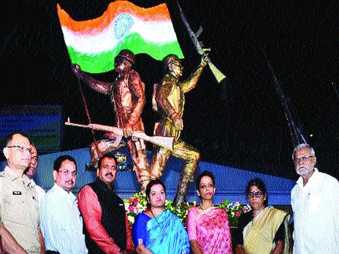 Insult of family of martyr Major Rane? A place for the last of the ex-servicemen | शहीद मेजर राणे यांच्या कुटुंबीयांचा अपमान? माजी सैनिकांना शेवटच्या रांगेत स्थान Insult of family of martyr Major Rane? A place for the last of the ex-servicemen | शहीद मेजर राणे यांच्या कुटुंबीयांचा अपमान? माजी सैनिकांना शेवटच्या रांगेत स्थान