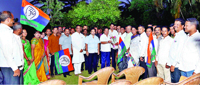 Entry into Vikas Alliance's 'Swabhiman' | विकास आघाडीचा ‘स्वाभिमान’मध्ये प्रवेश Entry into Vikas Alliance's 'Swabhiman' | विकास आघाडीचा ‘स्वाभिमान’मध्ये प्रवेश