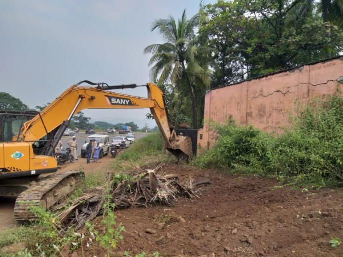 land acquisition department rotated jcb on narayan rane's farm house | नारायण राणेंच्या फार्म हाऊसची भिंत जमीनदोस्त, भूसंपादन विभागाने जेसीबी फिरवला land acquisition department rotated jcb on narayan rane's farm house | नारायण राणेंच्या फार्म हाऊसची भिंत जमीनदोस्त, भूसंपादन विभागाने जेसीबी फिरवला
