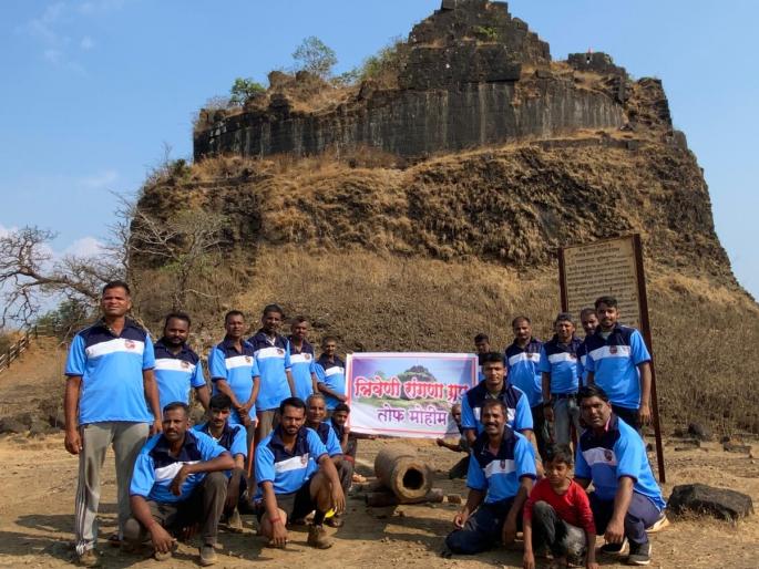 Shiva cannon lying in a 2000 feet deep valley on Rangana fort after 175 years | २००० फुट खोल दरीत पडलेली शिवकालीन तोफ १७५ वर्षानंतर रांगणा किल्ल्यावर Shiva cannon lying in a 2000 feet deep valley on Rangana fort after 175 years | २००० फुट खोल दरीत पडलेली शिवकालीन तोफ १७५ वर्षानंतर रांगणा किल्ल्यावर