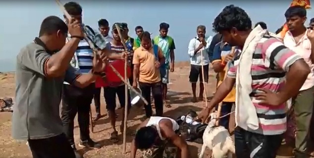 Beat the abusers at Rangana fort | रांगणा गडावर गैरवर्तन करणाऱ्यांना चोप, चौघा जणांवर गुन्हा दाखल Beat the abusers at Rangana fort | रांगणा गडावर गैरवर्तन करणाऱ्यांना चोप, चौघा जणांवर गुन्हा दाखल