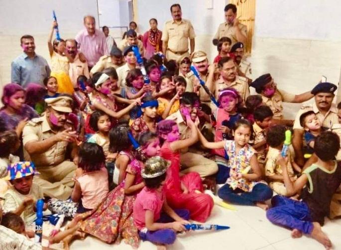 Even the colorful festivals of children from Nagpur's orphanages | नागपूरच्या अनाथालयातील बच्चे कंपनींचा असाही रंगोत्सव Even the colorful festivals of children from Nagpur's orphanages | नागपूरच्या अनाथालयातील बच्चे कंपनींचा असाही रंगोत्सव