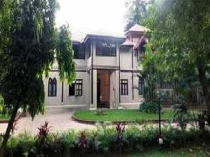 Mayor decides to shift into Byculla zoo bungalow | मुंबईच्या महापौरांचा मुक्काम राणीच्या बागेत; बाळासाहेबांच्या स्मारकासाठी स्थलांतर Mayor decides to shift into Byculla zoo bungalow | मुंबईच्या महापौरांचा मुक्काम राणीच्या बागेत; बाळासाहेबांच्या स्मारकासाठी स्थलांतर