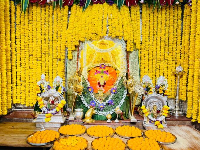 Mangalmurti Moraya! On the occasion of Sankashti Chaturthi, '510' laddu was offered to Mahaganapati of Ranjangaon | मंगलमूर्ती मोरया! संकष्टी चतुर्थीनिमित्त रांजणगावच्या महागणपतीला '५१०' लाडूंचा महानैवेद्य