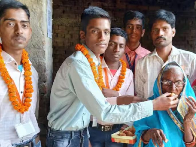bihar board 10th topper rajan verma interview success story after his father death he also worked in the fields scoring 489 marks | "शेतात काम करतानाही मुलगा करायचा अभ्यास"; टॉपर रंजनची भावुक करणारी गोष्ट bihar board 10th topper rajan verma interview success story after his father death he also worked in the fields scoring 489 marks | "शेतात काम करतानाही मुलगा करायचा अभ्यास"; टॉपर रंजनची भावुक करणारी गोष्ट