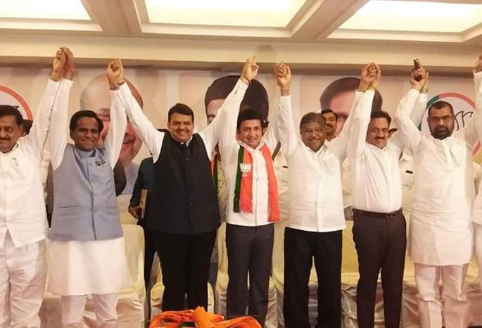 Mohite-Patil wants to hide corruption in BJP; The accusation of Manohar Plate | भ्रष्टाचार लपविण्यासाठीच मोहिते-पाटलांनी केला भाजपात प्रवेश;  मनोहर सपाटे याचा आरोप Mohite-Patil wants to hide corruption in BJP; The accusation of Manohar Plate | भ्रष्टाचार लपविण्यासाठीच मोहिते-पाटलांनी केला भाजपात प्रवेश;  मनोहर सपाटे याचा आरोप