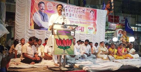 Baramatikar's sin of the demise of Madha Lok Sabha constituency: Ranjeet Singh Naik-Nimbalkar | माढा लोकसभा मतदारसंघाचा दुष्काळ हे बारामतीकरांचं पाप : रणजितसिंह नाईक-निंबाळकर Baramatikar's sin of the demise of Madha Lok Sabha constituency: Ranjeet Singh Naik-Nimbalkar | माढा लोकसभा मतदारसंघाचा दुष्काळ हे बारामतीकरांचं पाप : रणजितसिंह नाईक-निंबाळकर