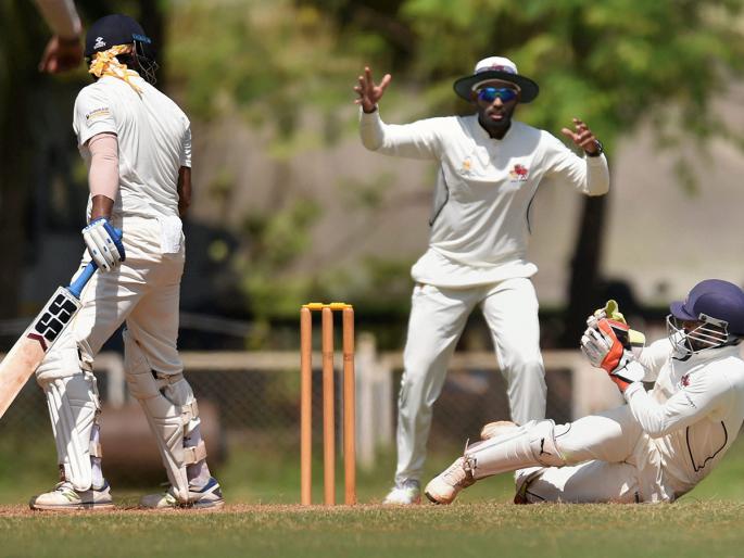 The hosts have a strong lead of 205 runs on the back foot, on the backfoot | यजमान मुंबईकर बॅकफूटवर, बडोद्याकडे २०५ धावांची भक्कम आघाडी