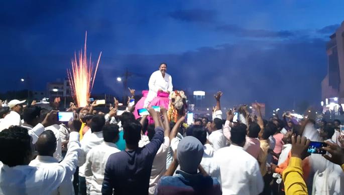 Sangolites removed Ranjeet Singh Naik-Nimbalkar's procession from camel | सांगोलेवासीयांनी काढली रणजितसिंह नाईक-निंबाळकर उंटावरून मिरवणूक Sangolites removed Ranjeet Singh Naik-Nimbalkar's procession from camel | सांगोलेवासीयांनी काढली रणजितसिंह नाईक-निंबाळकर उंटावरून मिरवणूक