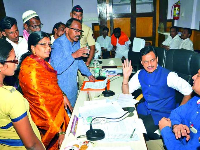 Complete the settlement of citizens' grievances in a timely manner | नागरिकांच्या तक्रारींचा निपटारा वेळेतच पूर्ण करा Complete the settlement of citizens' grievances in a timely manner | नागरिकांच्या तक्रारींचा निपटारा वेळेतच पूर्ण करा