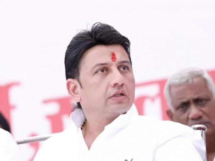 Amol Kolhe of NCP and Praveen Gaikwad of Sambhaji Brigade entered after Prashant Paricharak left the Shivratna bungalow | 'शिवरत्न'वरून परिचारक जाताच राष्ट्रवादीचे अमोल कोल्हे, संभाजी ब्रिगेडचे प्रवीण गायकवाड दाखल Amol Kolhe of NCP and Praveen Gaikwad of Sambhaji Brigade entered after Prashant Paricharak left the Shivratna bungalow | 'शिवरत्न'वरून परिचारक जाताच राष्ट्रवादीचे अमोल कोल्हे, संभाजी ब्रिगेडचे प्रवीण गायकवाड दाखल