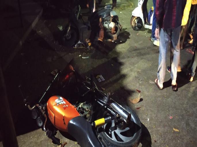 Stone throwing in Rankala Tower area, terror of youth with swords in hand | रंकाळा टॉवर परिसरात दगडफेक, तलवारी घेऊन तरुणांची दहशत; दुचाकींची तोडफोड Stone throwing in Rankala Tower area, terror of youth with swords in hand | रंकाळा टॉवर परिसरात दगडफेक, तलवारी घेऊन तरुणांची दहशत; दुचाकींची तोडफोड