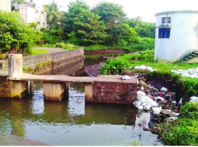 Water polluted water in the night | प्रदूषणयुक्त पाणी थेट रंकाळ्यात--बरगे घालण्याचा पालिकेस विसर Water polluted water in the night | प्रदूषणयुक्त पाणी थेट रंकाळ्यात--बरगे घालण्याचा पालिकेस विसर