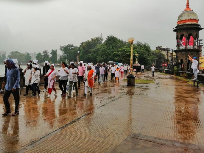 1800 people participated in dr jagannath dixit initiative in kolhapur | भर पावसात रंकाळा प्रदक्षिणा; डॉ. दीक्षित यांच्या उपक्रमात शेकडो कोल्हापूरांचा सहभाग 1800 people participated in dr jagannath dixit initiative in kolhapur | भर पावसात रंकाळा प्रदक्षिणा; डॉ. दीक्षित यांच्या उपक्रमात शेकडो कोल्हापूरांचा सहभाग