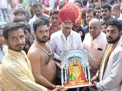 The child made a vow to the father's legislature; Raut son from Tuljapur step by step | वडिलांच्या आमदारकीसाठी मुलाने बोलला नवस; राऊत पुत्राने तुळजापूर पायी वारी करून फेडला नवस The child made a vow to the father's legislature; Raut son from Tuljapur step by step | वडिलांच्या आमदारकीसाठी मुलाने बोलला नवस; राऊत पुत्राने तुळजापूर पायी वारी करून फेडला नवस