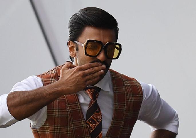 ranveer singh hugs a crying pakistani fan after india won the match | अन् रणवीर सिंगच्या गळ्यात पडून रडू लागला पाकिस्तानी चाहता; पाहा, व्हिडीओ ranveer singh hugs a crying pakistani fan after india won the match | अन् रणवीर सिंगच्या गळ्यात पडून रडू लागला पाकिस्तानी चाहता; पाहा, व्हिडीओ
