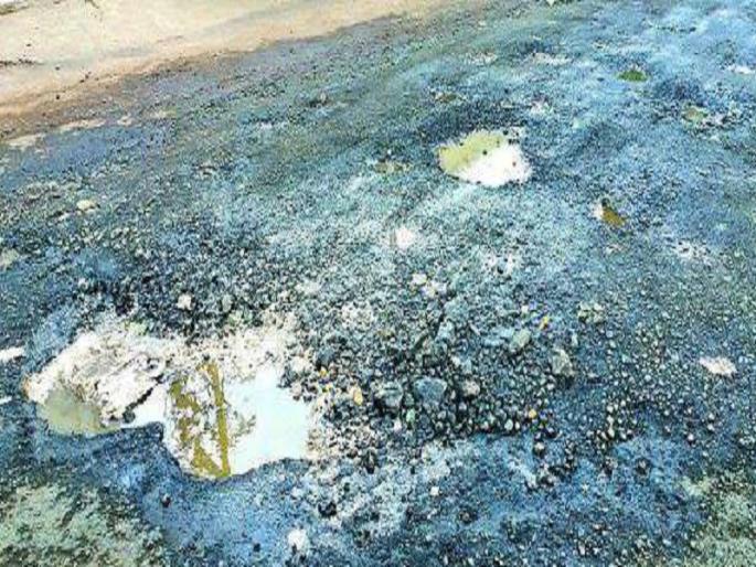 Pitches on the Mumbai-Nagpur route: The neglect of the construction department | मुंबई-नागपूर मार्गावर खड्ड्यांची चाळण : बांधकाम विभागाचे दुर्लक्ष Pitches on the Mumbai-Nagpur route: The neglect of the construction department | मुंबई-नागपूर मार्गावर खड्ड्यांची चाळण : बांधकाम विभागाचे दुर्लक्ष
