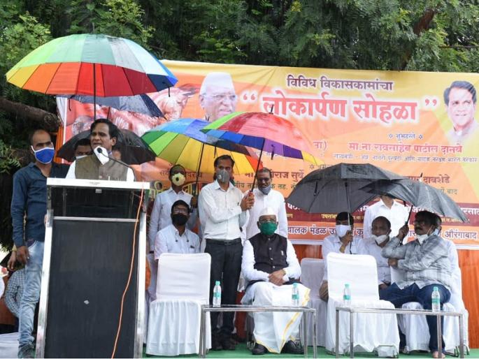 '... so I stood up to speak in the rain'; Raosaheb Danve's tolebaji in rain | '...म्हणून मी पावसात भाषणाला उभा राहिलो'; रावसाहेब दानवेंची भरपावसात टोलेबाजी