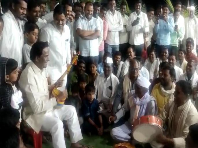 Yalkot Yalkot, Jai Malhar; Raosaheb Danve Accompanied Waghyamurli by playing Tuntune | Video यळकोट यळकोट! जागरण गोंधळात रावसाहेब दानवेंची तुणतुणे वाजवत वाघ्यामुरळीला साथ Yalkot Yalkot, Jai Malhar; Raosaheb Danve Accompanied Waghyamurli by playing Tuntune | Video यळकोट यळकोट! जागरण गोंधळात रावसाहेब दानवेंची तुणतुणे वाजवत वाघ्यामुरळीला साथ