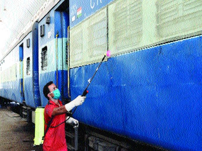 892 coaches will be converted to isolation wards on the Central and Western railway | मध्य आणि पश्चिमवर ८९२ डब्यांचे रूपांतर आयसोलेशन वॉर्डमध्ये होणार;लोअर परळ, माटुंगा वर्कशॉपमध्ये काम सुरू 892 coaches will be converted to isolation wards on the Central and Western railway | मध्य आणि पश्चिमवर ८९२ डब्यांचे रूपांतर आयसोलेशन वॉर्डमध्ये होणार;लोअर परळ, माटुंगा वर्कशॉपमध्ये काम सुरू